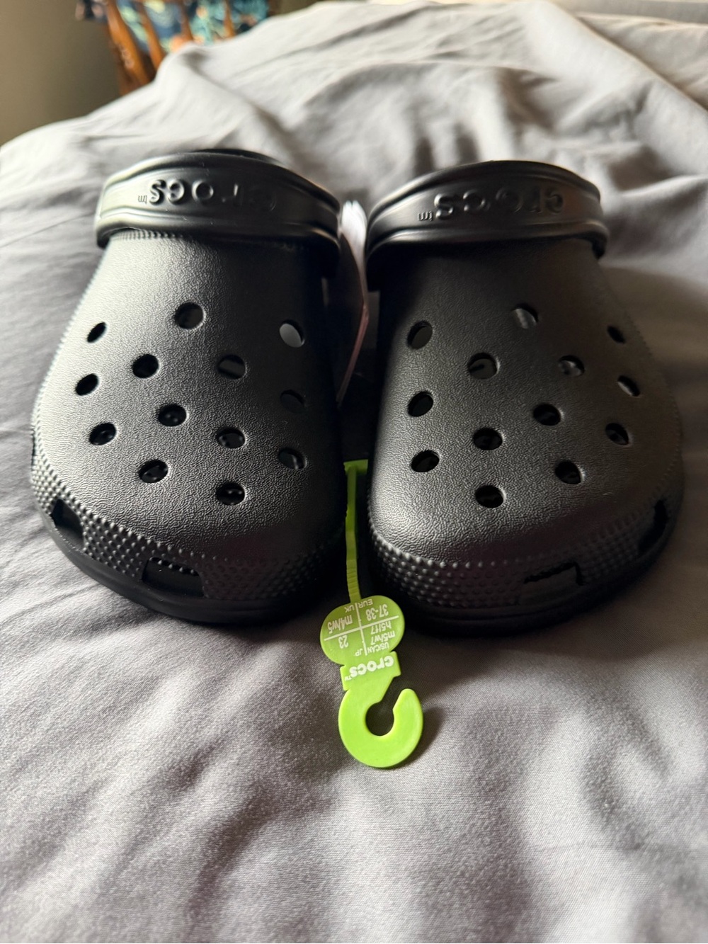 CROCS Unisex Men’s size 5/Women’s size 7 Classic Clog in Black